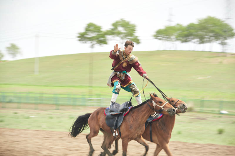 河北省沽源县库伦淖尔景区的蒙古马术表演图片