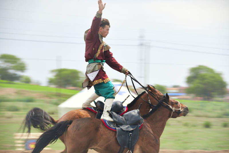 河北省沽源县库伦淖尔景区的蒙古马术表演图片