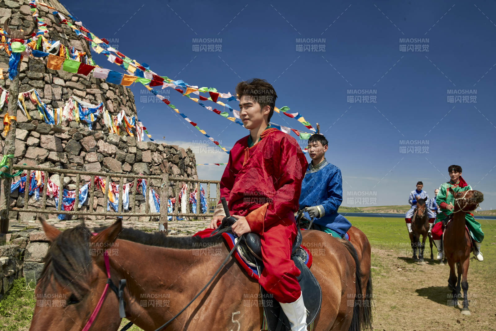 草原那达慕大会上骑着马的蒙古演员图片