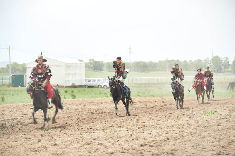 河北省沽源县库伦淖尔景区的蒙古马术表演图片
