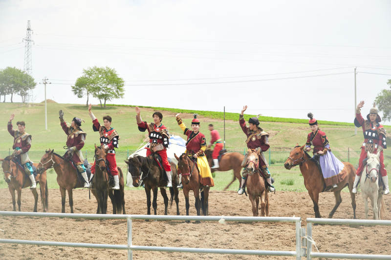 河北省沽源县库伦淖尔景区的蒙古马术表演图片