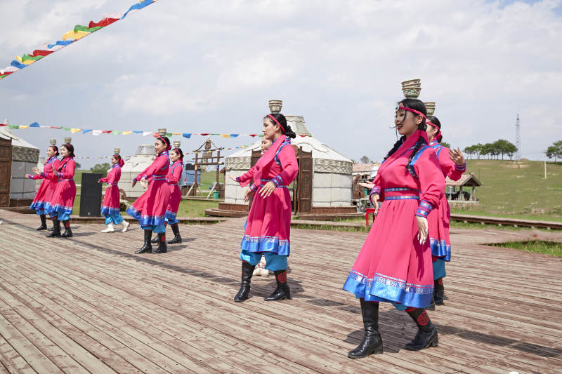 那达慕大会上表演的蒙古族传统舞蹈图片
