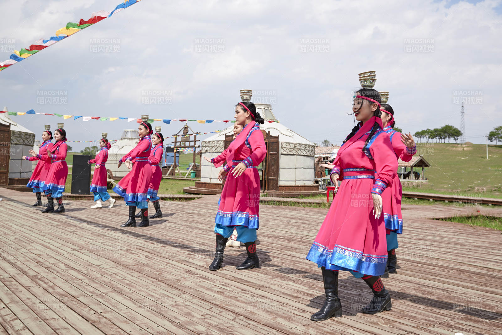 那达慕大会上表演的蒙古族传统舞蹈图片