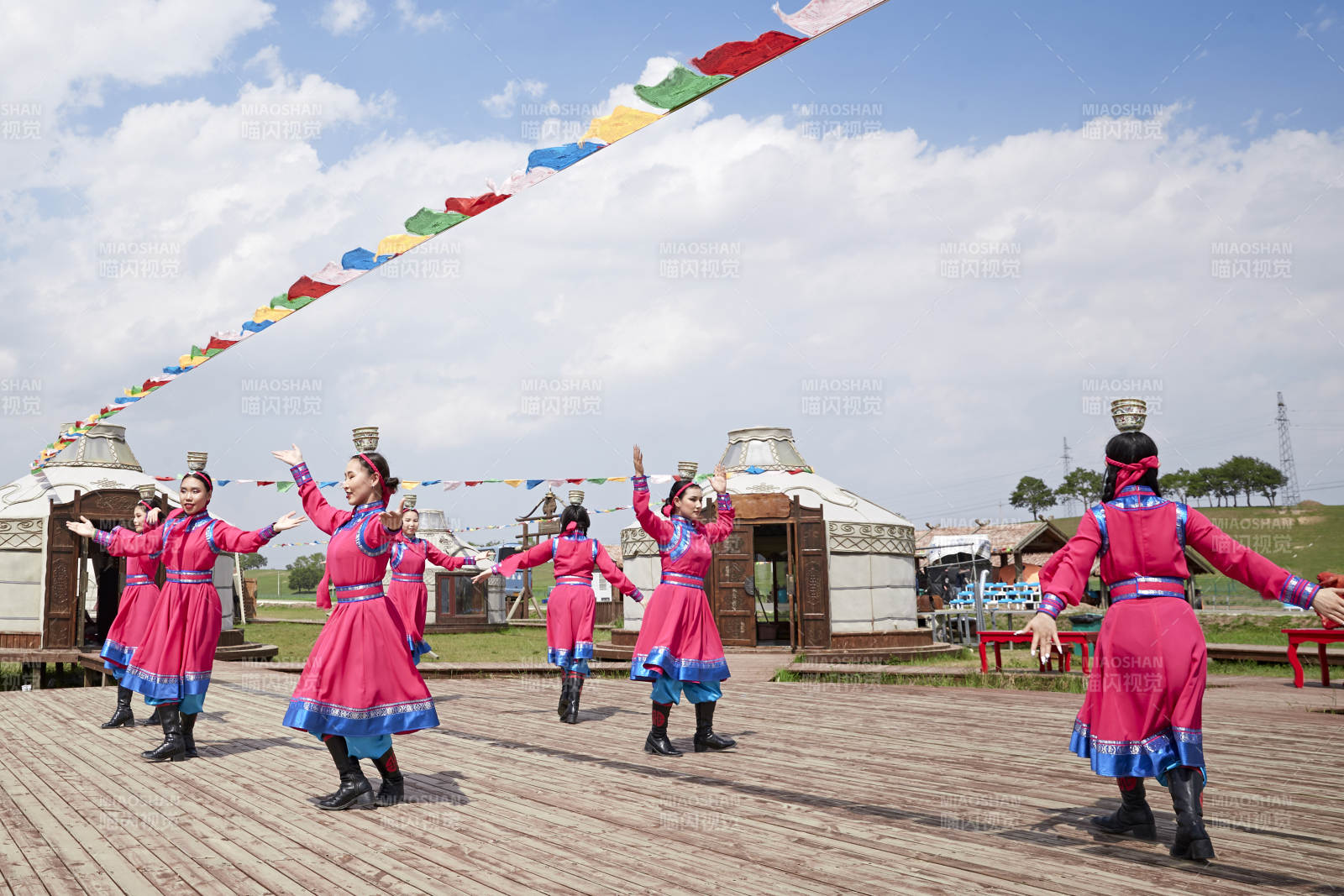 那达慕大会上表演的蒙古族传统舞蹈图片