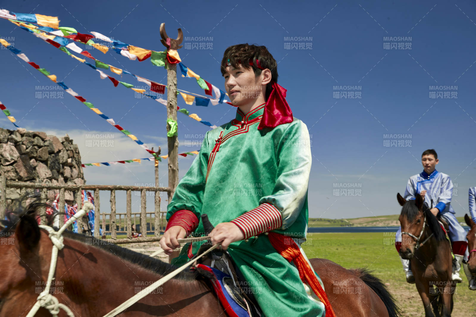 草原那达慕大会上骑着马的蒙古演员图片