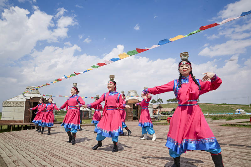 那达慕大会上表演的蒙古族传统舞蹈图片