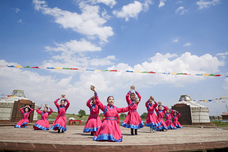 那达慕大会上表演的蒙古族传统舞蹈图片