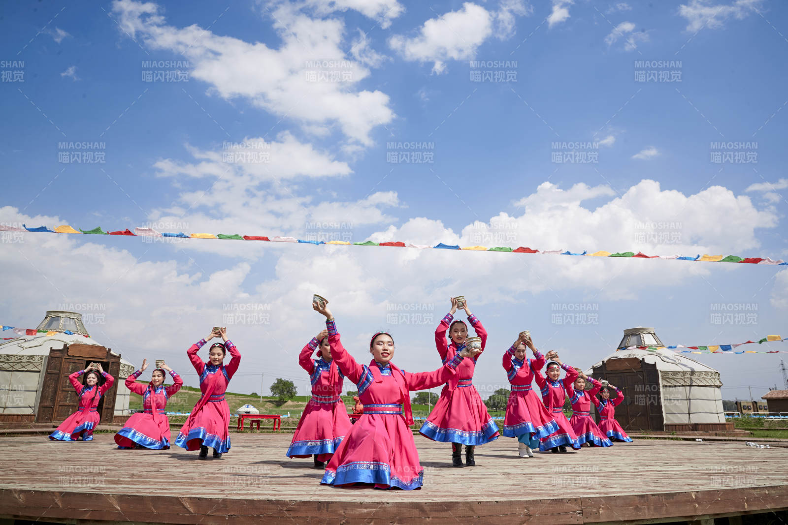 那达慕大会上表演的蒙古族传统舞蹈图片