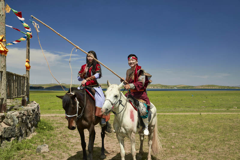 草原那达慕大会上骑着马的蒙古演员图片