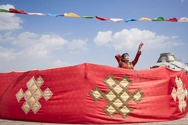 草原上的传统蒙古族婚礼仪式图片
