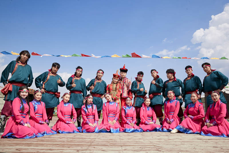 那达慕大会上表演的蒙古族舞蹈演员图片