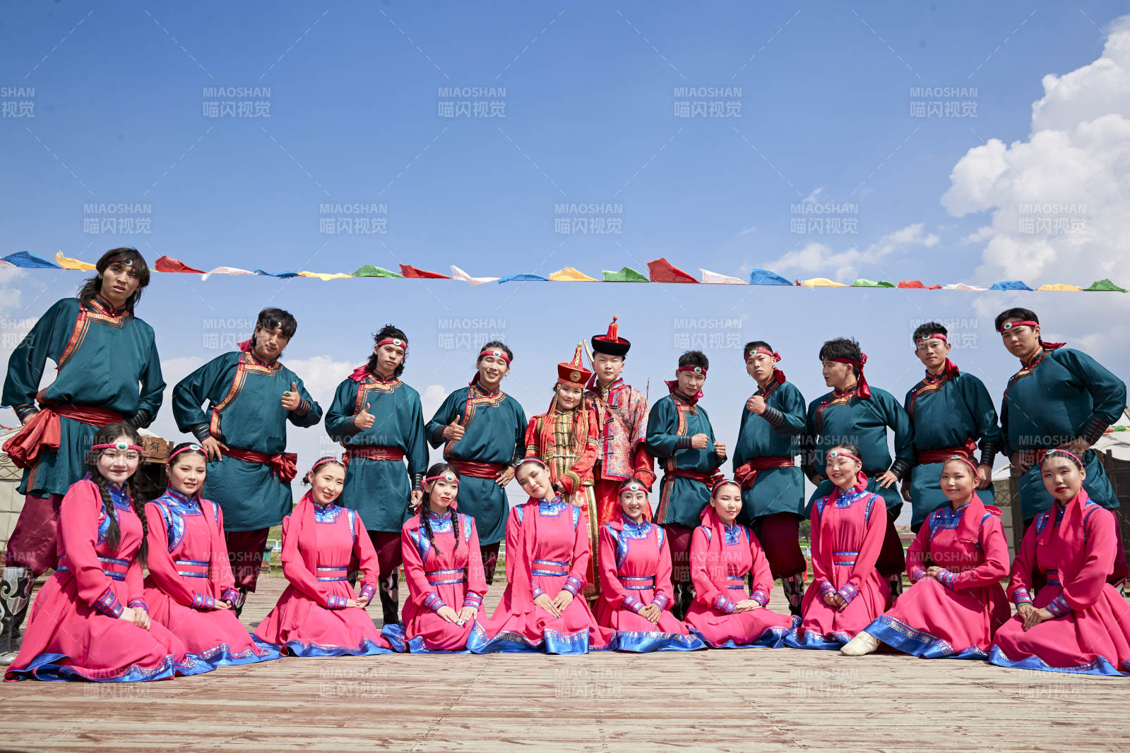 那达慕大会上表演的蒙古族舞蹈演员图片