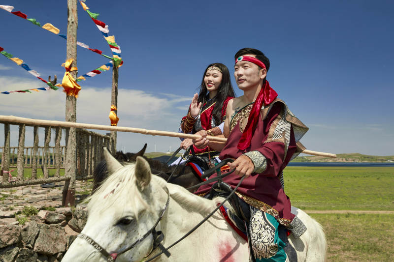 草原那达慕大会上骑着马的蒙古演员图片