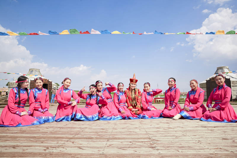 那达慕大会上表演的蒙古族舞蹈演员图片