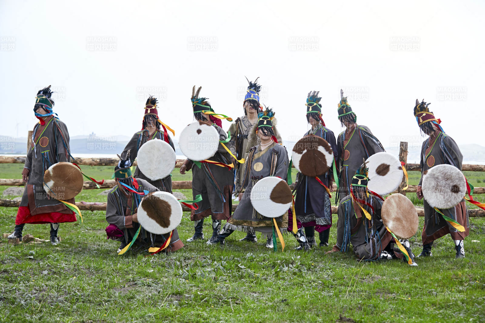 草原上的蒙古萨满祭祀表演的舞蹈舞者图片