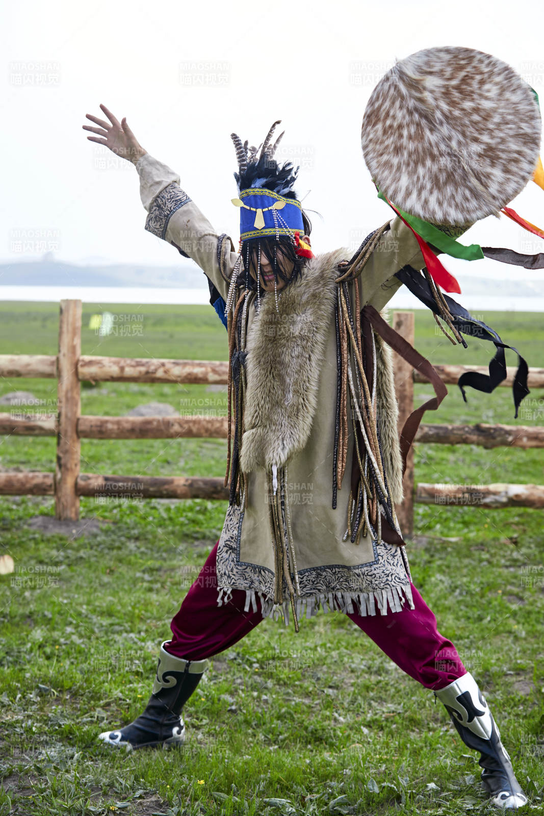 草原上的蒙古萨满祭祀表演的舞蹈舞者图片