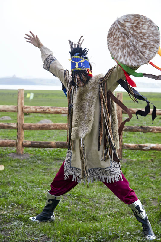 草原上的蒙古萨满祭祀表演的舞蹈舞者图片