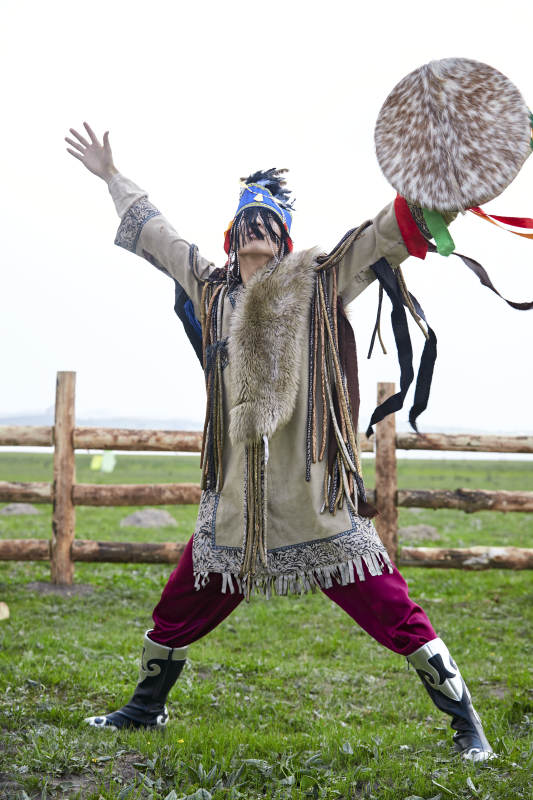 草原上的蒙古萨满祭祀表演的舞蹈舞者图片