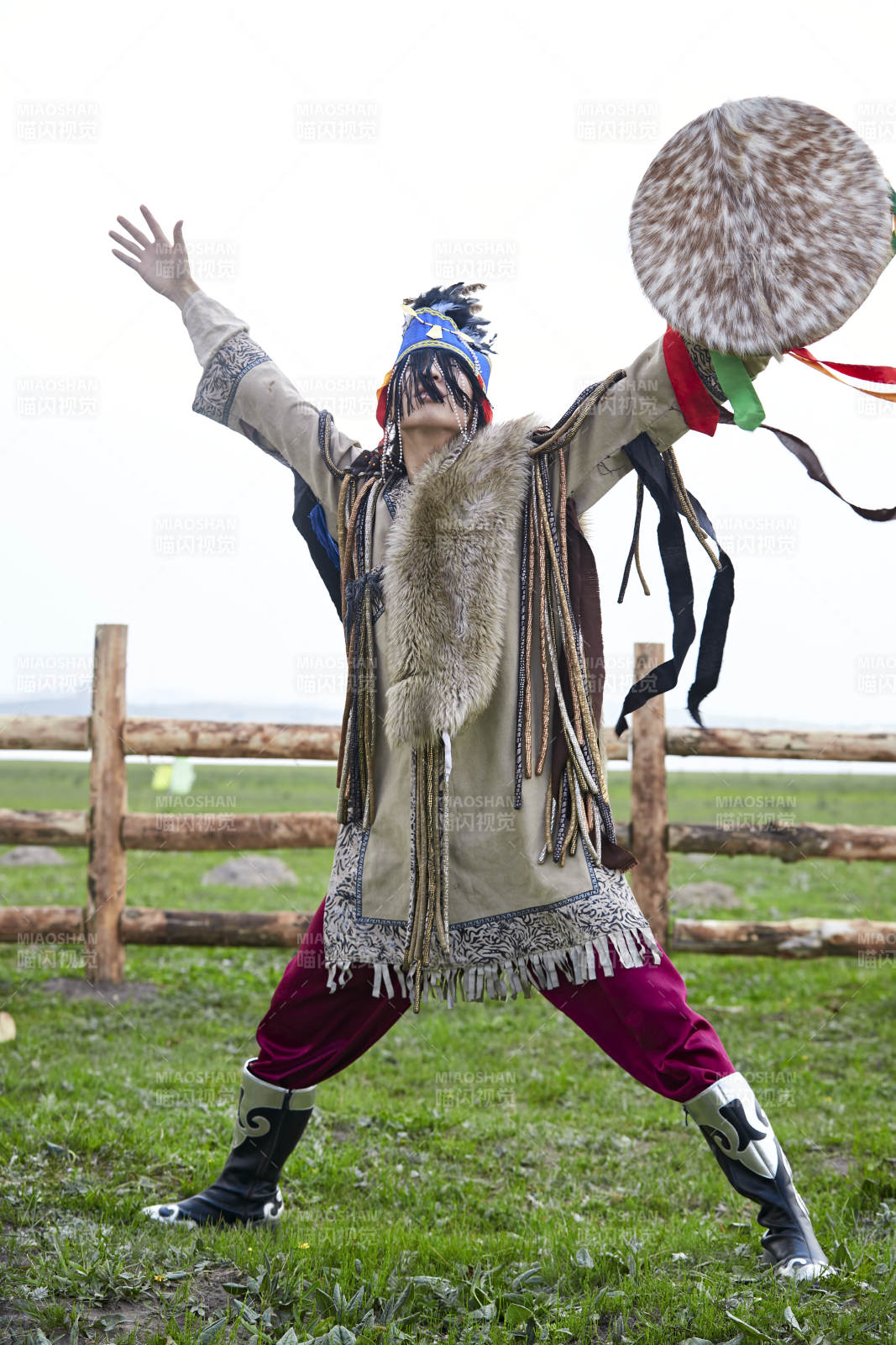 草原上的蒙古萨满祭祀表演的舞蹈舞者图片