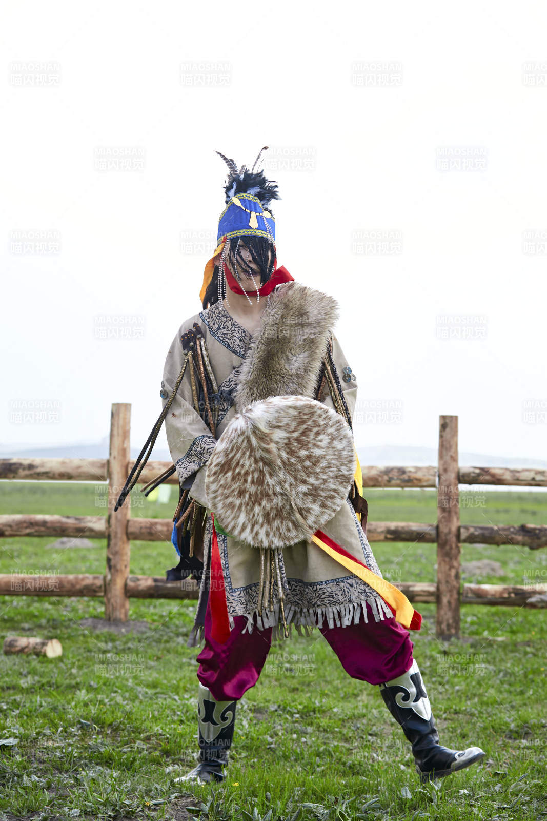 草原上的蒙古萨满祭祀表演的舞蹈舞者图片