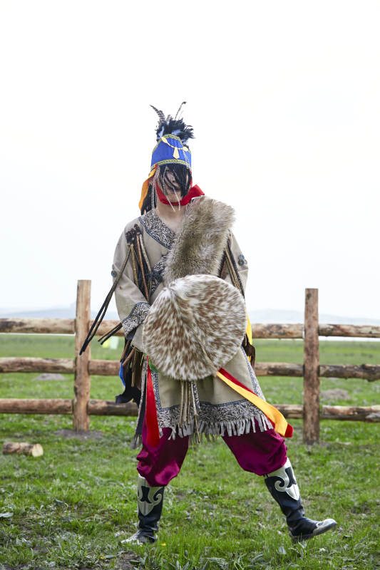 草原上的蒙古萨满祭祀表演的舞蹈舞者图片