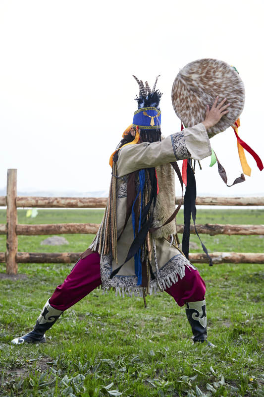 草原上的蒙古萨满祭祀表演的舞蹈舞者图片