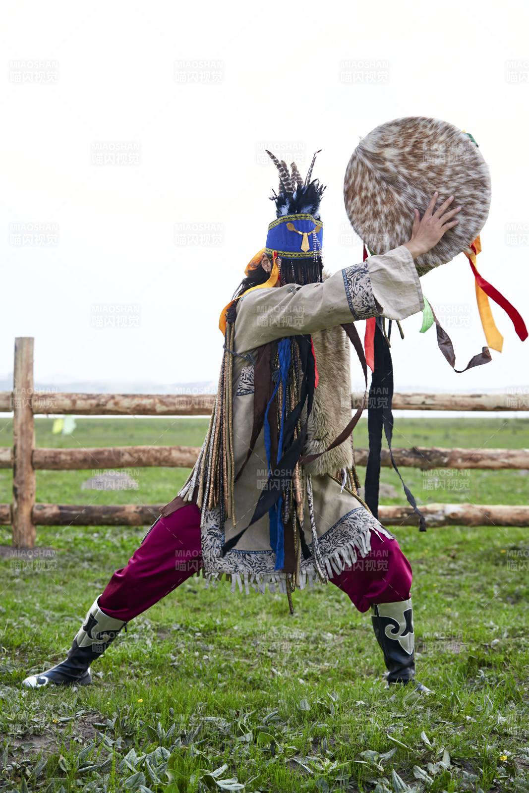 草原上的蒙古萨满祭祀表演的舞蹈舞者图片