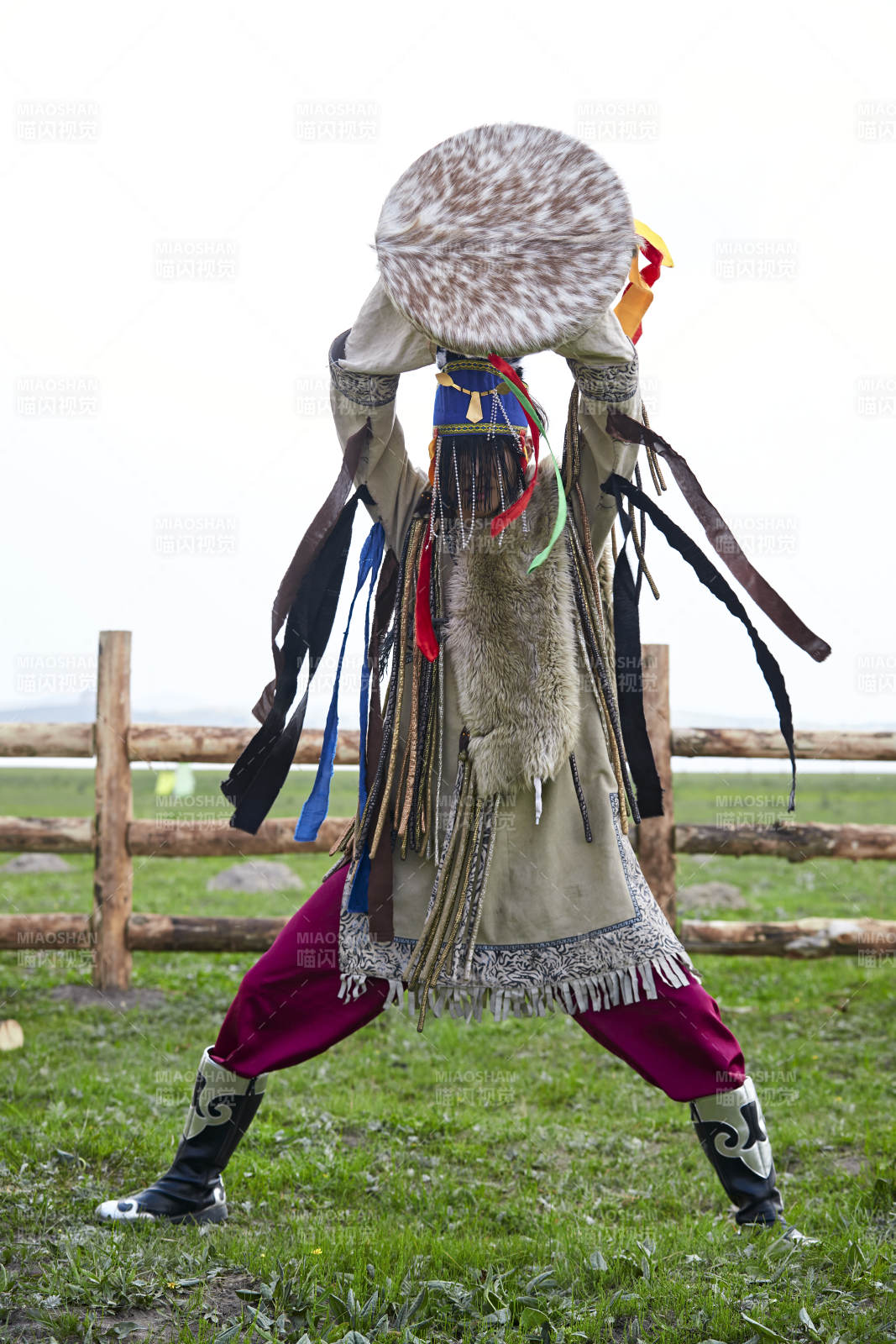 草原上的蒙古萨满祭祀表演的舞蹈舞者图片