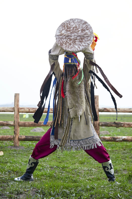 草原上的蒙古萨满祭祀表演的舞蹈舞者图片