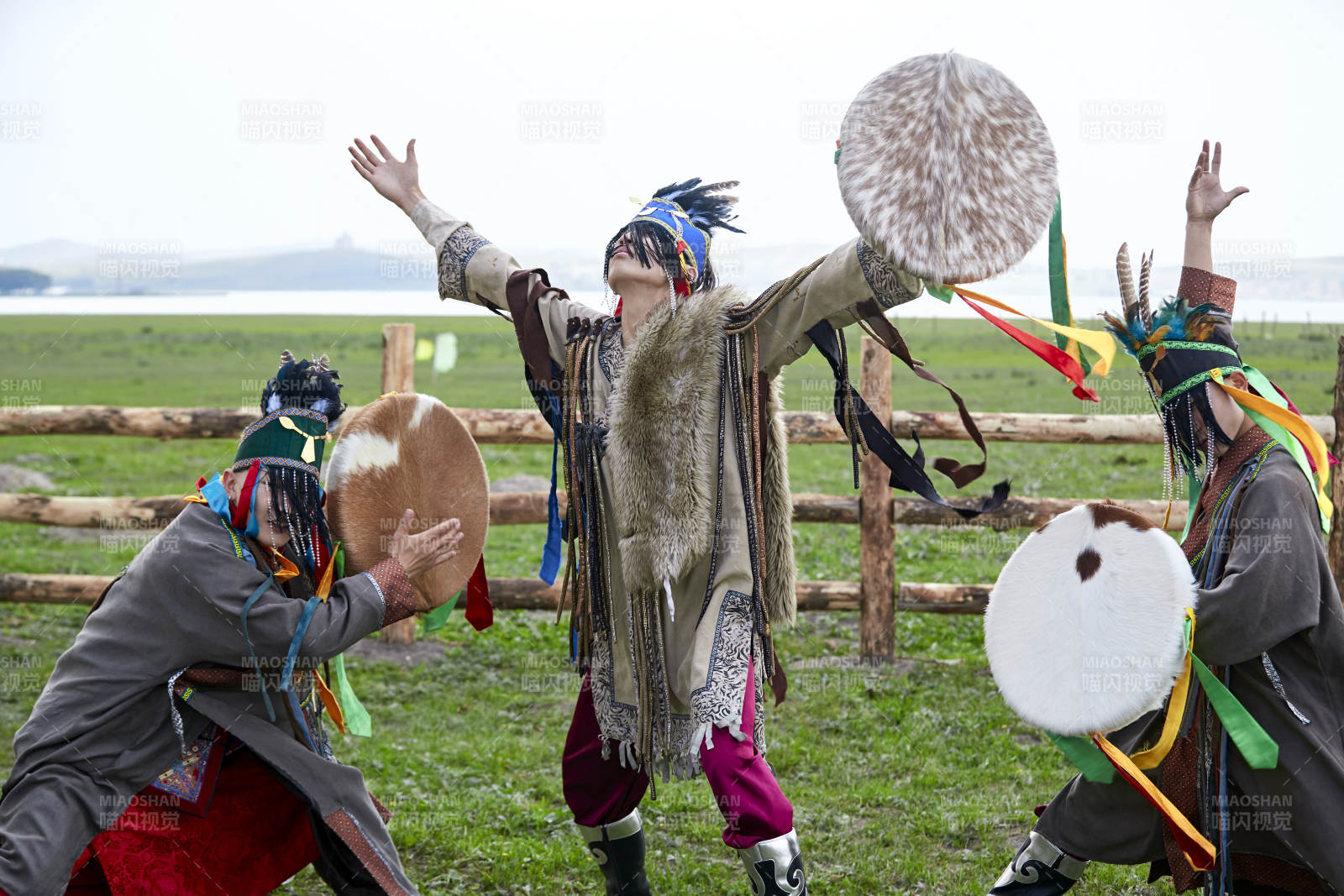 草原上的蒙古萨满祭祀表演的舞蹈舞者图片