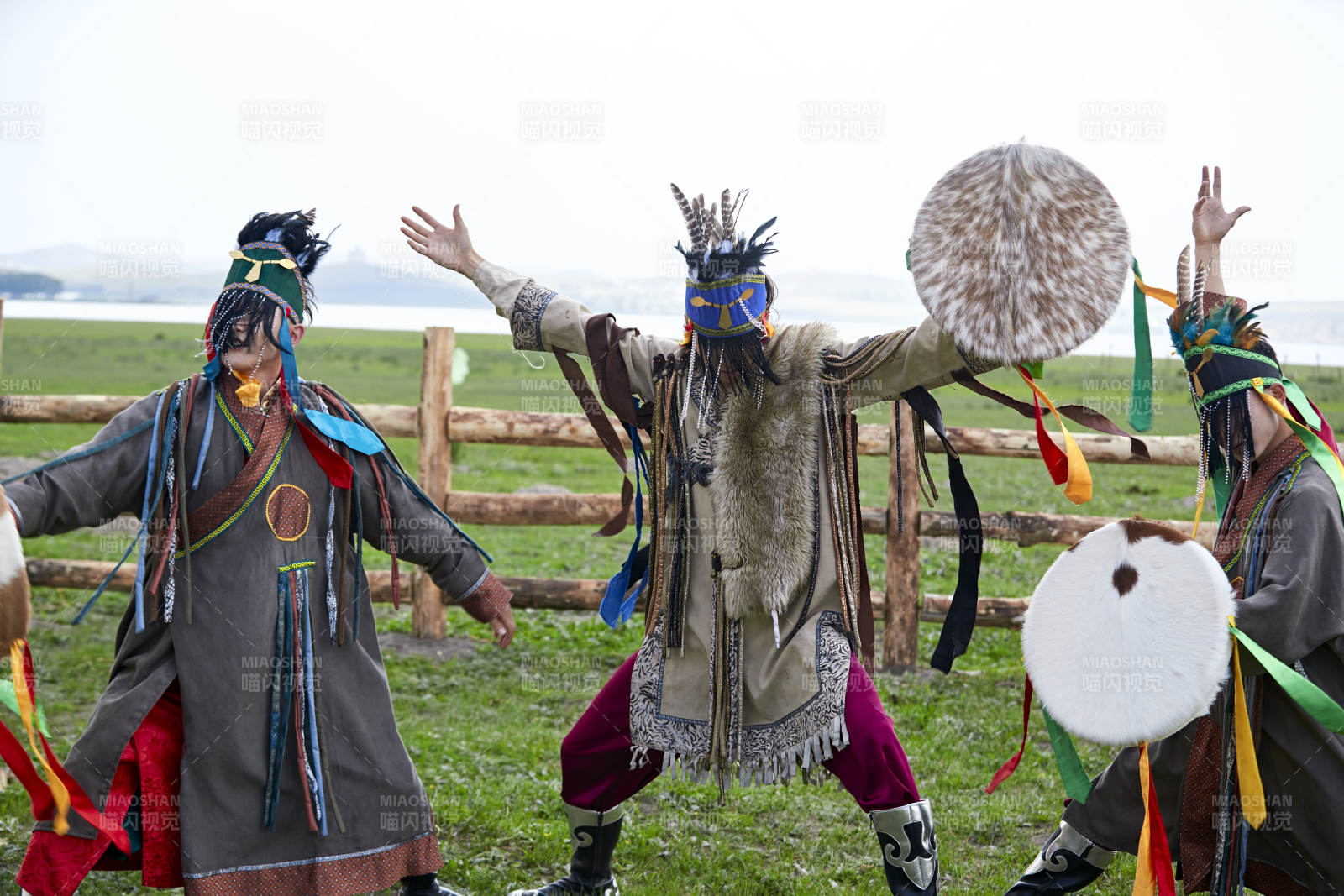 草原上的蒙古萨满祭祀表演的舞蹈舞者图片