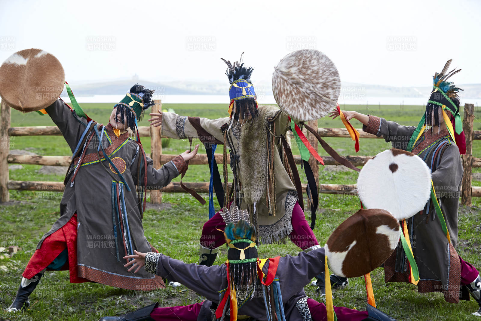 草原上的蒙古萨满祭祀表演的舞蹈舞者图片