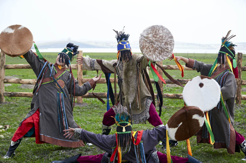 草原上的蒙古萨满祭祀表演的舞蹈舞者图片