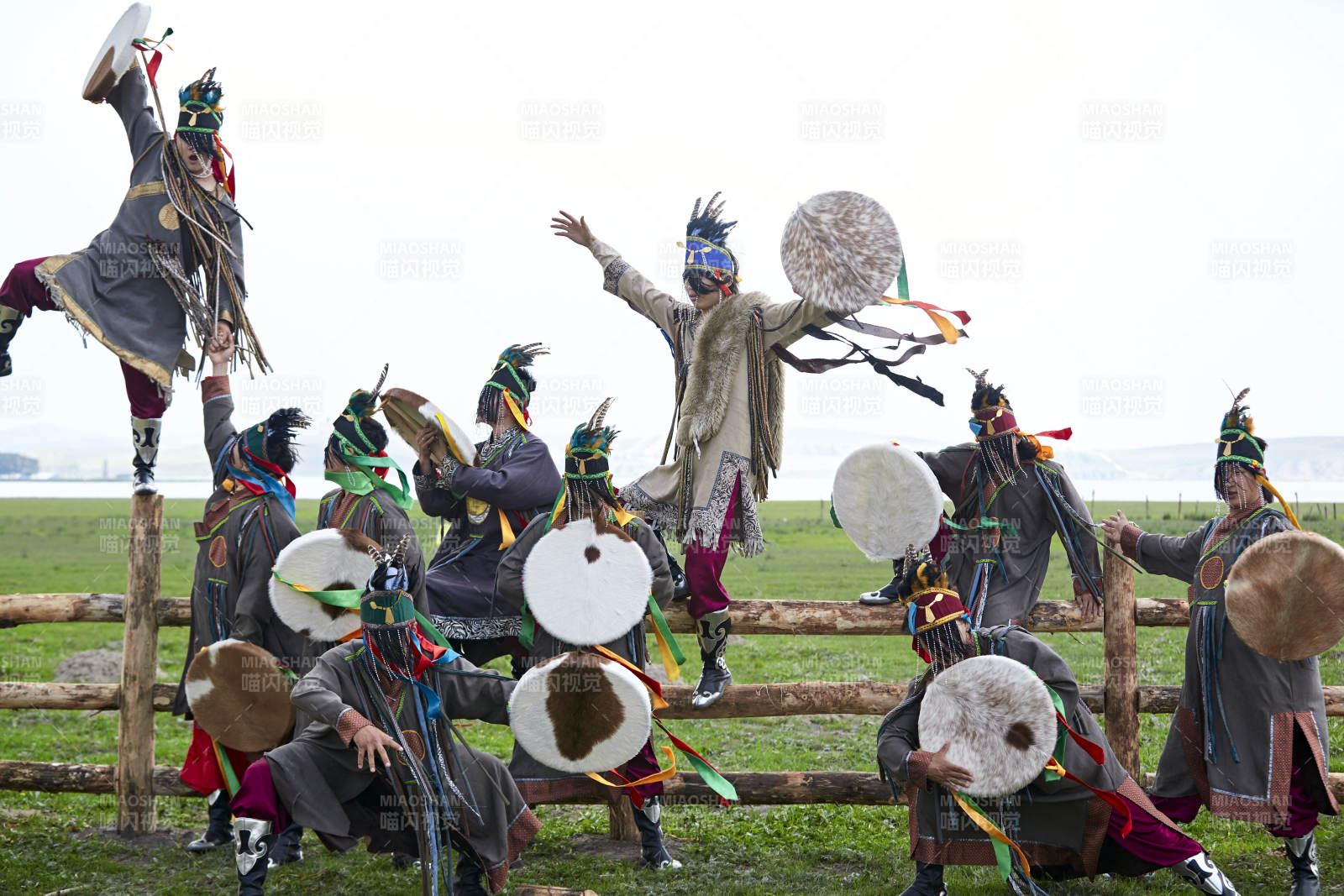 草原上的蒙古萨满祭祀表演的舞蹈舞者图片