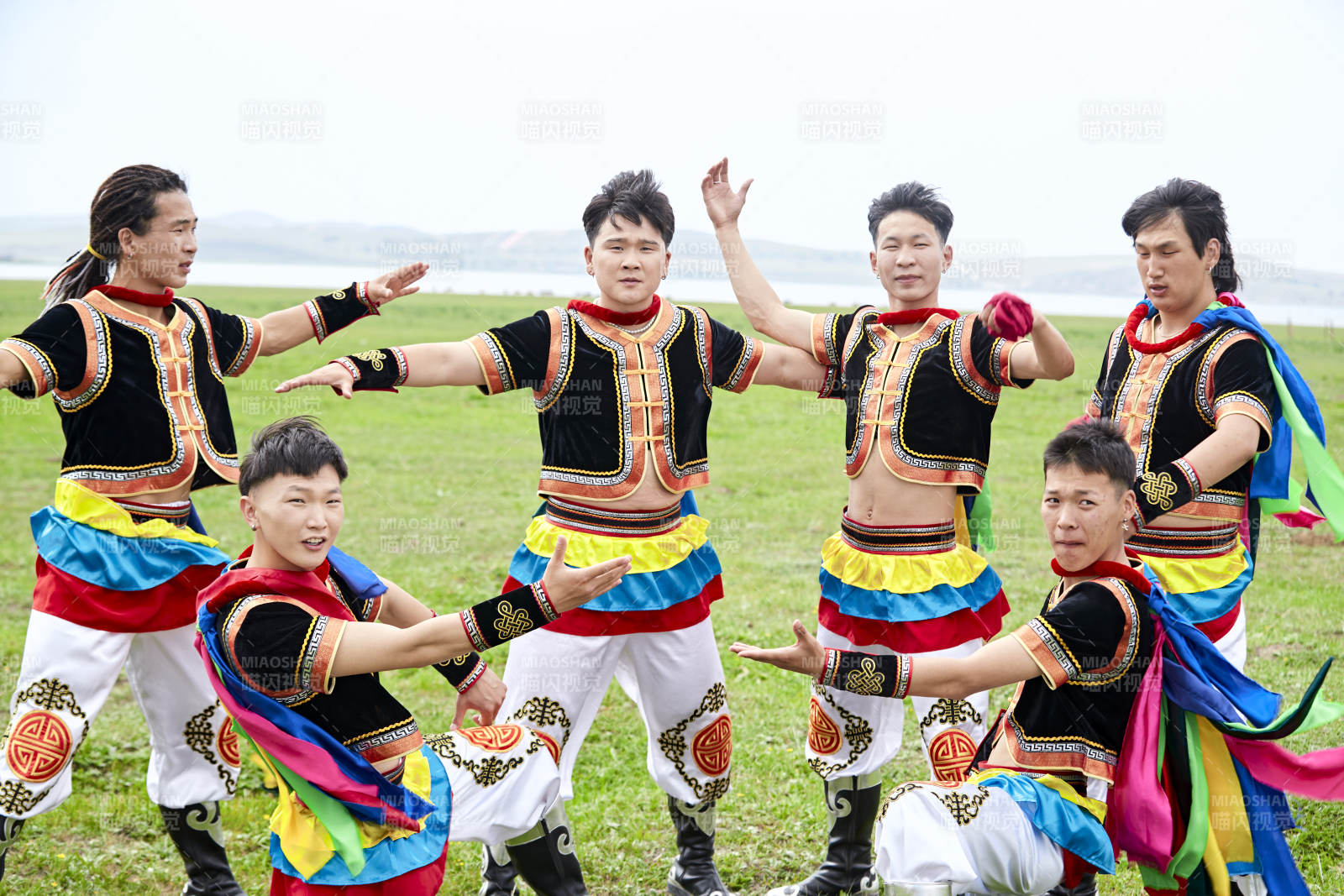 草原那达慕大会上的蒙古摔跤手图片