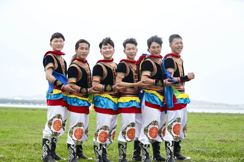 草原那达慕大会上的蒙古摔跤手图片