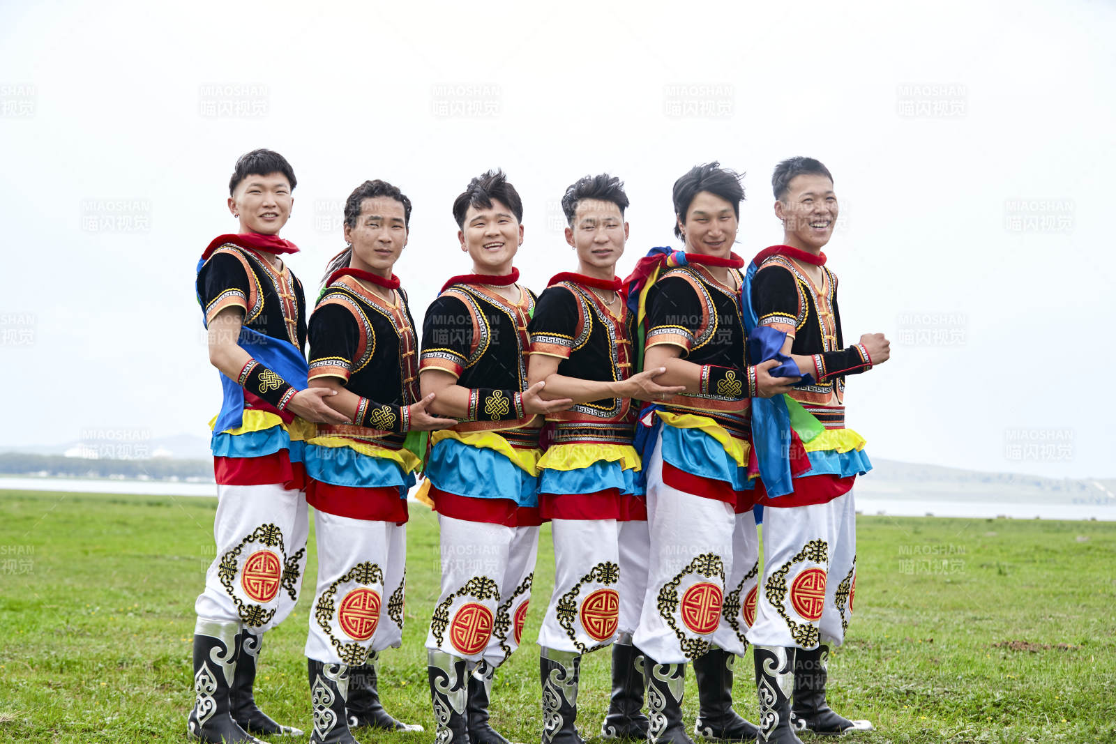 草原那达慕大会上的蒙古摔跤手图片