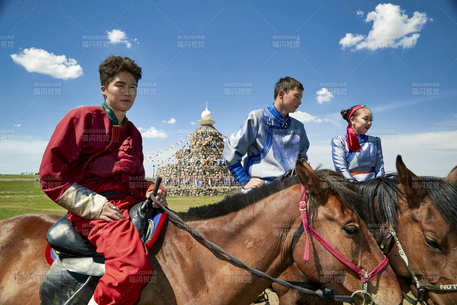 草原那达慕大会上骑着马的蒙古演员图片