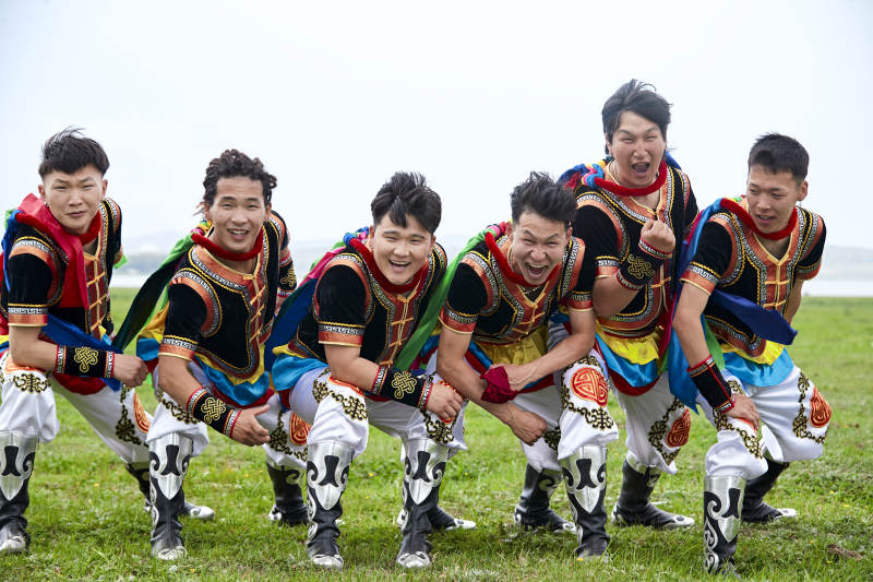 草原那达慕大会上的蒙古摔跤手图片