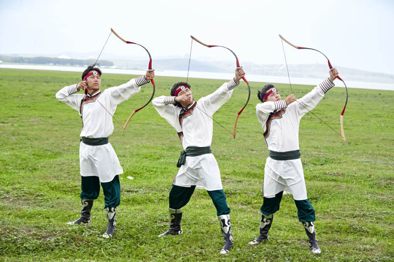 草原那达慕大会上的蒙古弓箭手图片