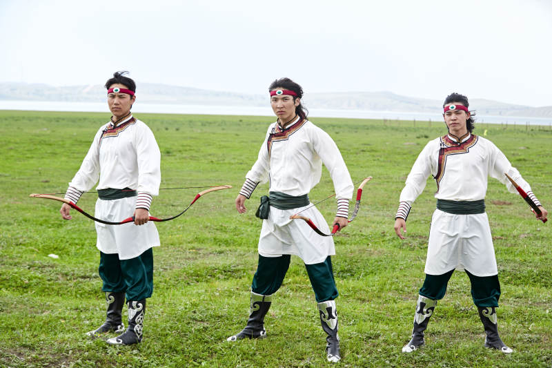 草原那达慕大会上的蒙古弓箭手图片