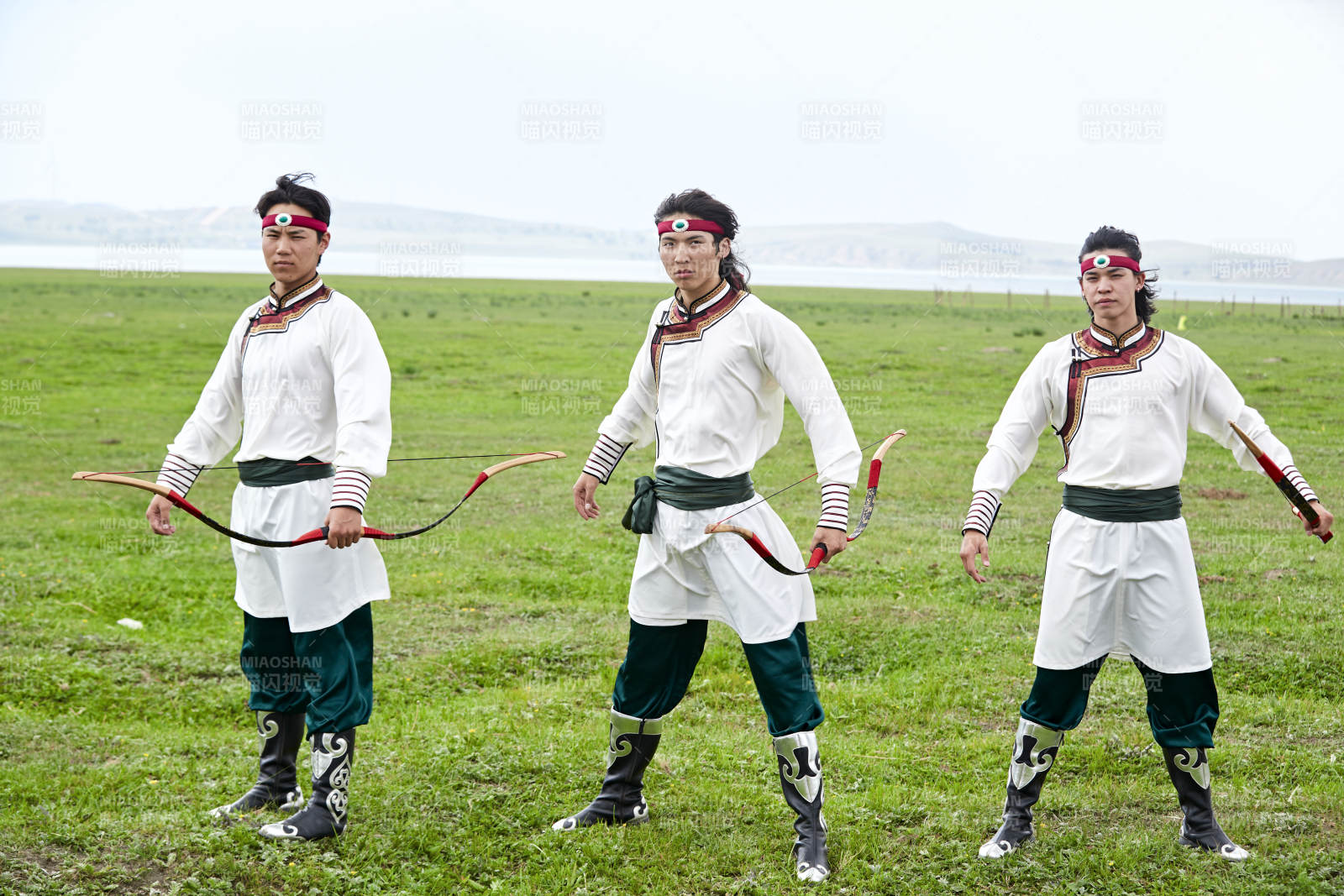 草原那达慕大会上的蒙古弓箭手图片