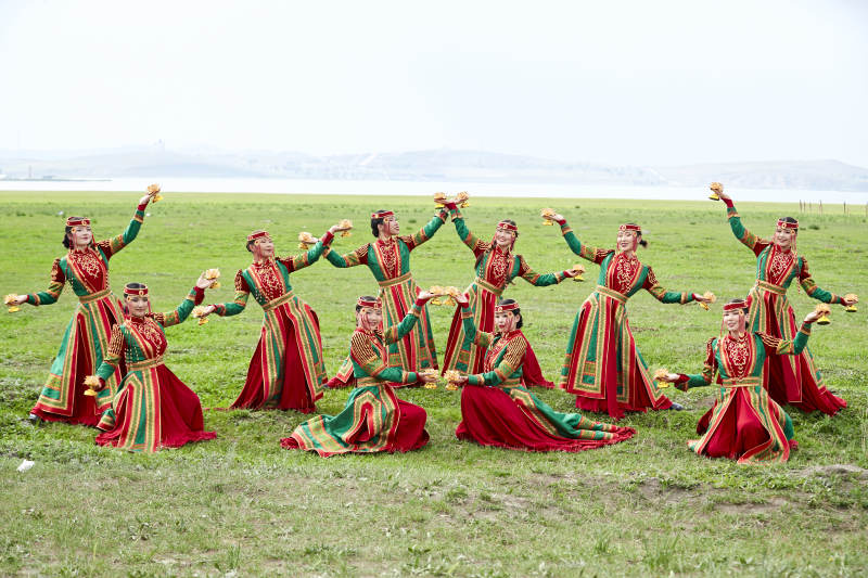 那达慕大会上表演的蒙古族传统舞蹈图片