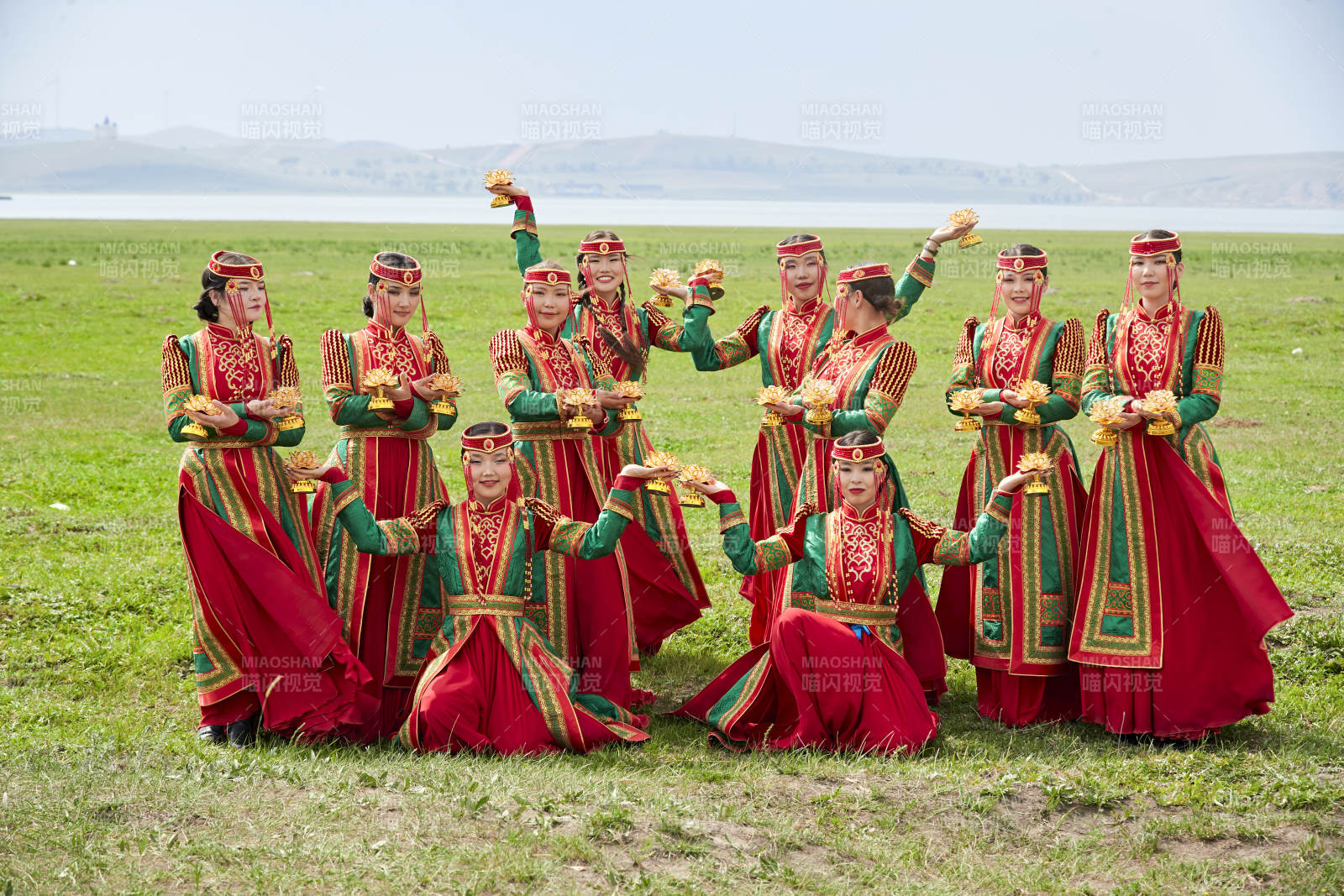 那达慕大会上表演的蒙古族传统舞蹈图片