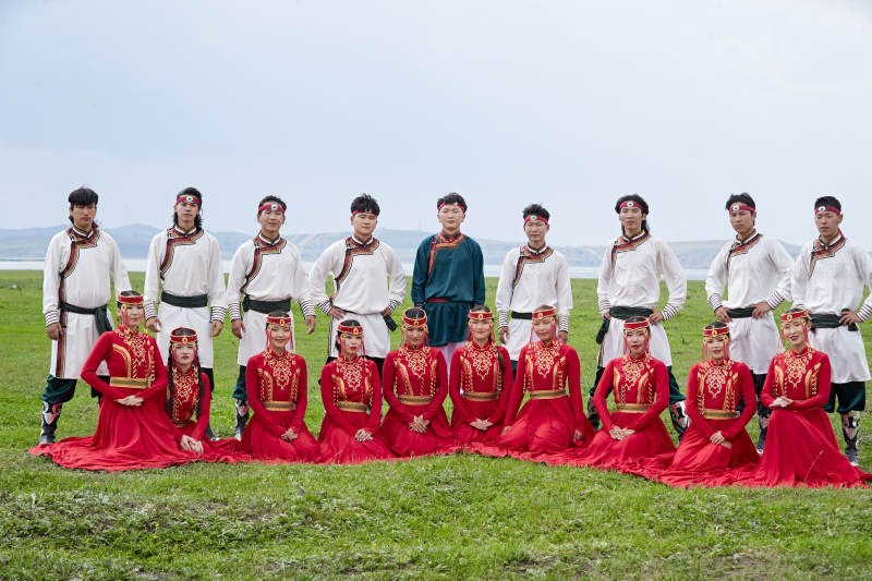 那达慕大会上表演的蒙古族舞蹈演员图片