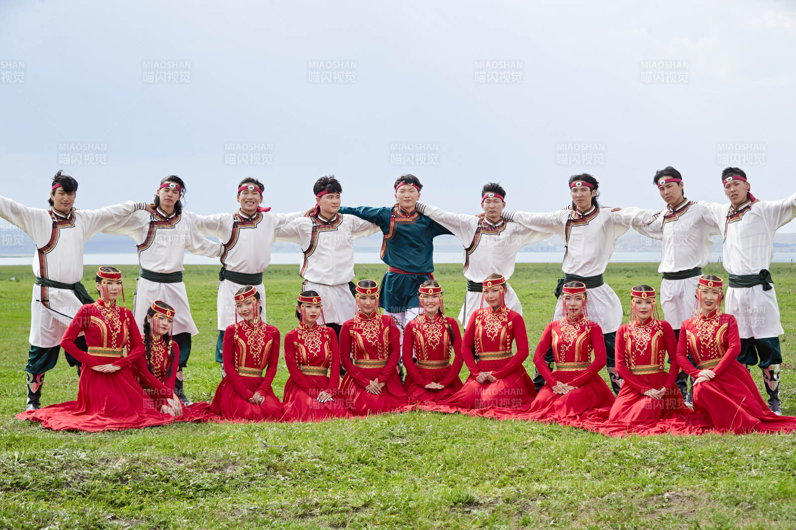 那达慕大会上表演的蒙古族舞蹈演员图片