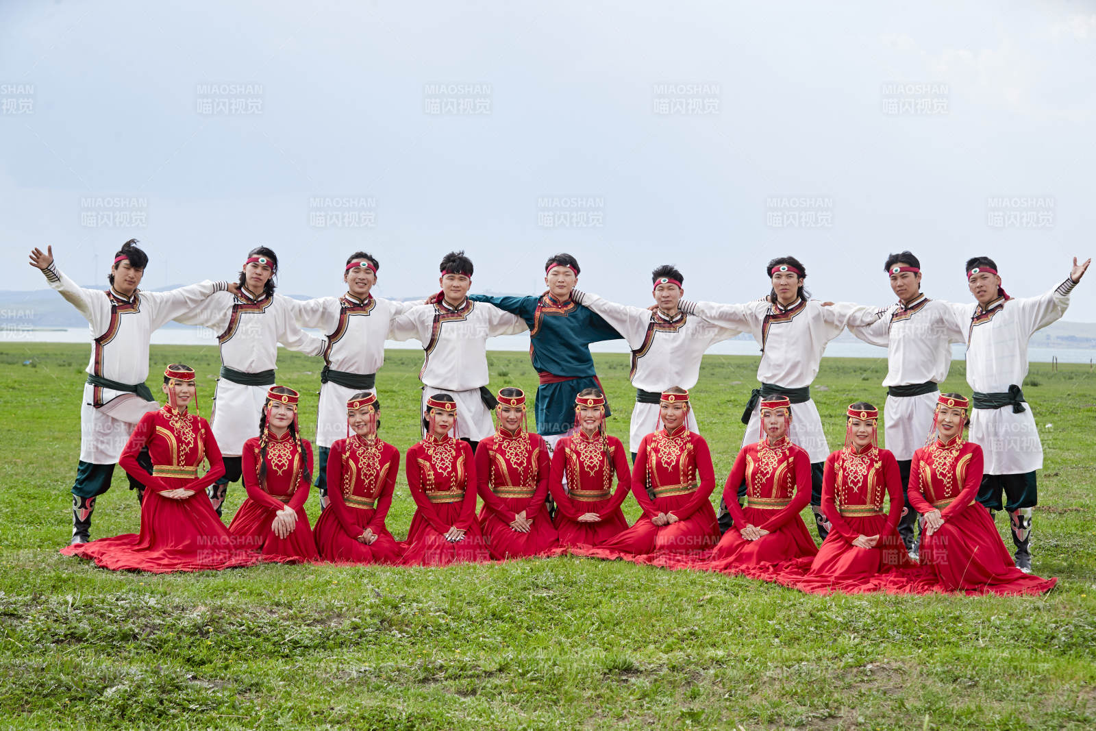 那达慕大会上表演的蒙古族舞蹈演员图片