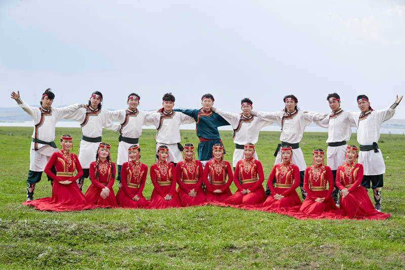 那达慕大会上表演的蒙古族舞蹈演员图片