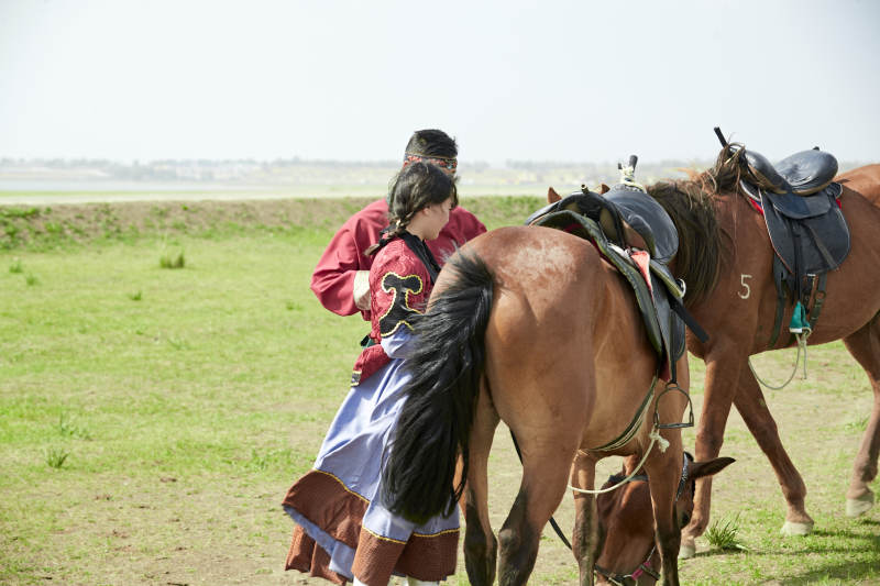 草原那达慕大会上骑着马的蒙古演员图片