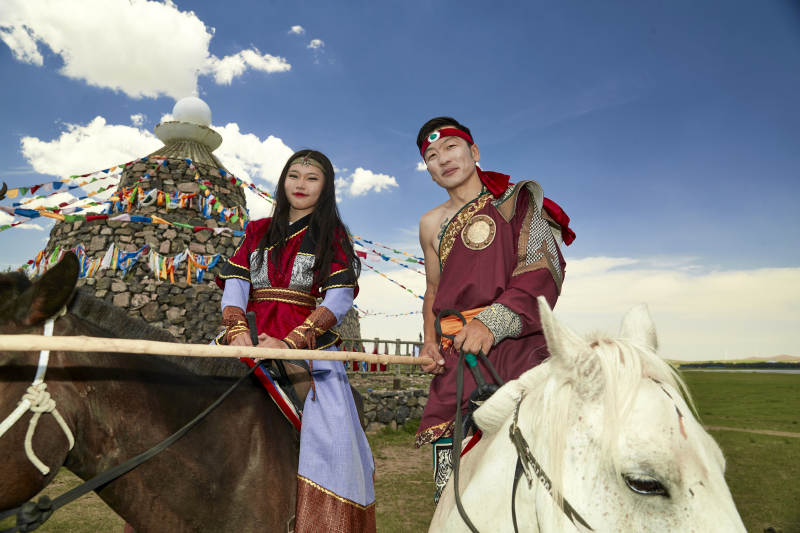 草原那达慕大会上骑着马的蒙古演员图片